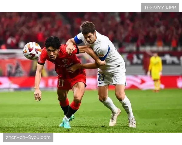 梅州客家主场暴雨中进行，球员多次出现滑倒